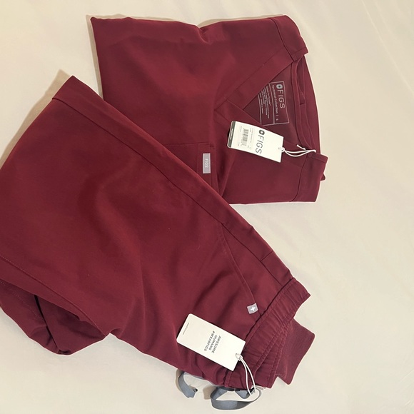 Men’s Figs Maroon Scrub set - Picture 2 of 6